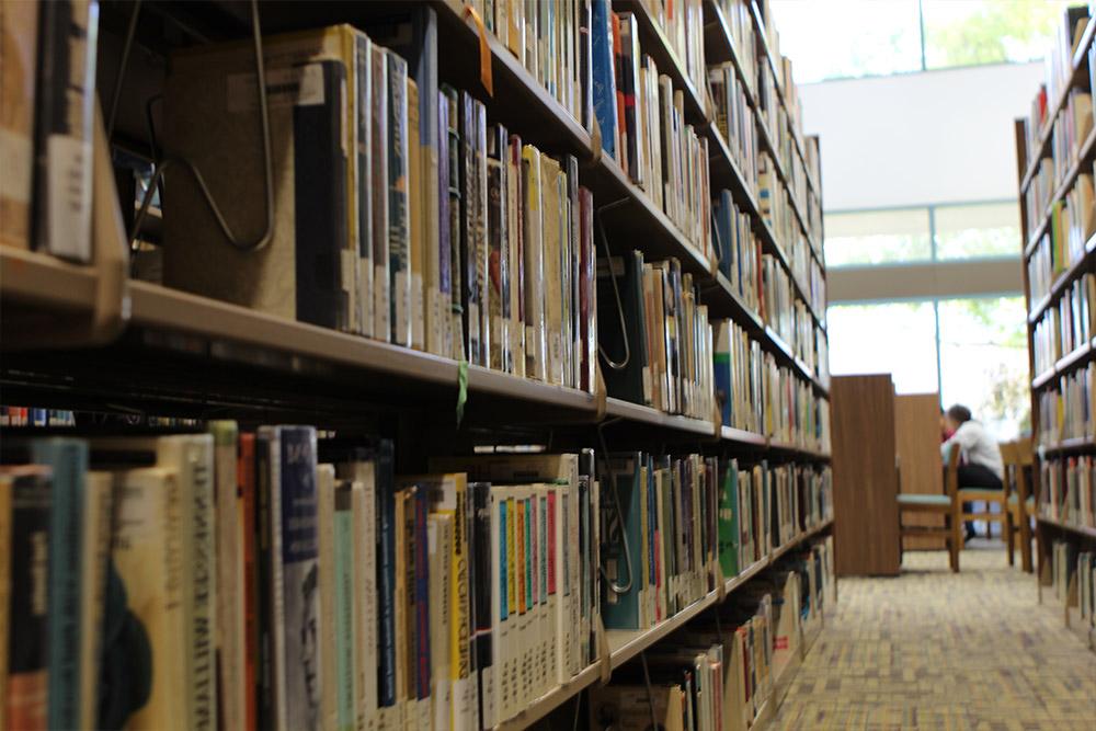 The main library contains over 75,000 print books and journals and over 200,000电子书, all of which can be reserved and renewed online.