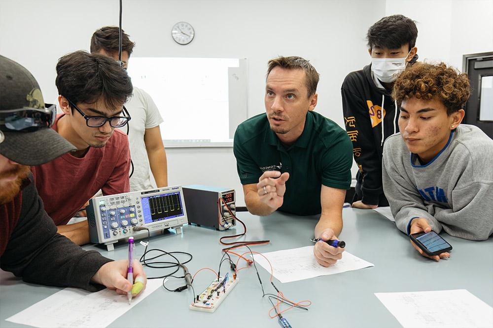 Class in the Engineering and Computer Science lab.